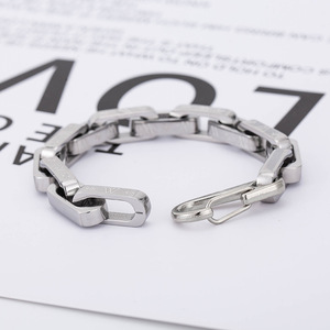 สร้อยข้อมือโซ่เหล็กไทเทเนียมทรงเรขาคณิต 21 ซม. พร้อมสลักตัวอักษร W สำหรับผู้ชาย เครื่องประดับแฟชั่น - Product Image 2