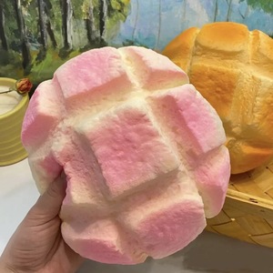 Pelota de pan de PU suave extragrande de alta calidad, panecillo de piña de levantamiento lento, regalo único para aliviar el estrés y decoración para bromas de cumpleaños - Product Image 1