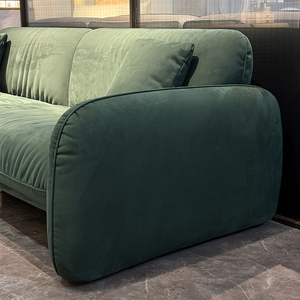 Il divano realizzato con tessuti di alta qualità ha una sensazione morbida e delicata al tatto e è molto comodo da sedersi sopra. - Product Image 3