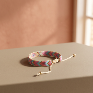 Bracelet artisanal Sstringz en perles Miyuki Delica dorées métalliques, blanc ivoire et brun terreux avec motif géométrique tribal - Product Image 3