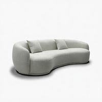 Nordisches Kleines Apartment Halbkreisförmiges Gebogenes 2-Sitzer Stoffsofa für Wohnzimmer Cremefarbenes Casual Holzrahmen-Sofa