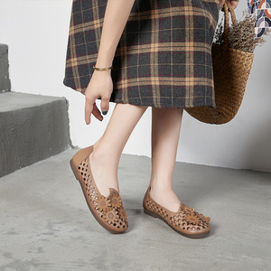 Vente en gros de <span class=keywords><strong>sandales</strong></span> plates rétro creuses faites à la main en <span class=keywords><strong>cuir</strong></span> <span class=keywords><strong>naturel</strong></span> pour femmes et dames au design original <span class=keywords><strong>sandales</strong></span> de maman vente en gros - Product Image 3