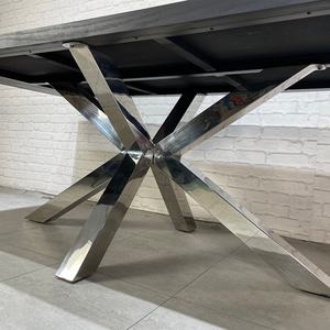 Mesas de Comedor de Estilo Moderno y Lujoso, Populares en Europa, con Cubierta de Roble, Patas Cruzadas de Acero Inoxidable y Travertino - Product Image 4