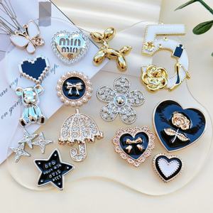 Breloques en plastique/résine argentées de style dessin animé, accessoires de luxe pour la création de bijoux DIY, pour coques de téléphone, chaussures et pinces à cheveux, avec technique de goutte <span class=keywords><strong>d</strong></span>'huile - Product Image 1