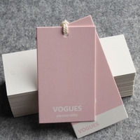 Logo d'image en relief imprimé personnalisé de luxe rose cartes de place étiquettes en or sur l'étiquette en papier de vêtements pour vêtements vêtements avec étiquette volante de taille