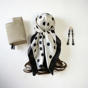 ผ้าพันคอไหมซาตินลายจุดสำหรับผู้หญิง ผ้าคลุมศีรษะฮิญาบ ขนาด 70 ซม. ผ้าคลุมไหล่แฟชั่นสำหรับใส่ในชีวิตประจำวัน ของขวัญสำหรับงานปาร์ตี้ ขายส่ง รับออกแบบโลโก้และพิมพ์ลายตามสั่ง - Product Image 3