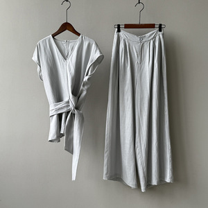 ชุดเซ็ต 2 ชิ้น เสื้อเชิ้ตผ้าลินินคอวีผูกเอว กางเกงขายาวทรงกว้าง แฟชั่นสำหรับผู้หญิง - Product Image 6