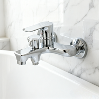 Robinet de salle de bain monocommande en alliage de zinc poli au design moderne, avec cartouche céramique, idéal pour les salles de bain d'hôtels et d'appartements