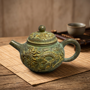 Théière orientale avec motif de dragon, glaçure verte, avec couvercle et poignée - Product Image 2