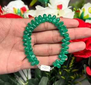 สร้อยข้อมือลูกปัดหินออนิกซ์สีเขียวธรรมชาติทรงหยดน้ำ ยี่ห้อ SAMEER GEMS ทำด้วยมือ พร้อมเชือกยืดหยุ่น เครื่องประดับหินธรรมชาติคุณภาพพรีเมียม สำหรับทุกเพศ - Product Image 5