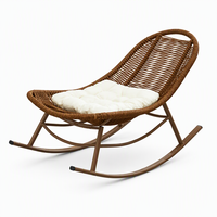 Fauteuil à bascule moderne en rotin PE avec structure en fer, anti-rouille, ergonomique et robuste pour jardin, cour, balcon et terrasse – Vente en gros