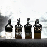 Nouveau Diffuseur de Voiture Suspendu en Verre Vide 8ml Noir Dégradé, Bouteille Carrée pour Aromathérapie et Parfum avec Couvercle Creux – Vente en Gros