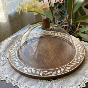 Plato de soporte de pastel de madera de acacia natural de lujo con incrustaciones de nácar y perilla de cubierta de vidrio perfecto para vacaciones - Product Image 1