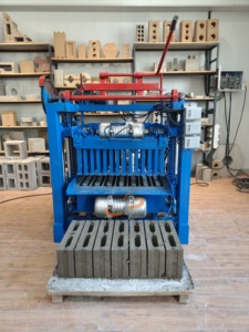 Máquina <span class=keywords><strong>Bloquera</strong></span> de Hormigón QTJ4-35 (Máquina <span class=keywords><strong>para</strong></span> Bordillos y Pavimentos) con Molde <span class=keywords><strong>para</strong></span> Bloques Entrabados - Product Image 2