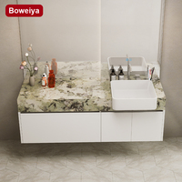 Meuble-lavabo mural moderne en dalles de roche résistantes à l'eau avec vasque en céramique, égouttoir en cuivre et miroir intelligent pour hôtel