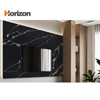 Dalle de pierre de quartz Calacatta noir Surface de quartz polie durable non poreuse résistante aux taches pour dosseret d'escalier de comptoir