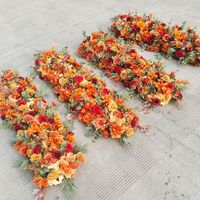 Décoration de scène de mariage : Allée florale artificielle, rangée de fleurs au sol, roses colorées, style occidental moderne, toile de fond de mariage