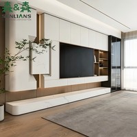 Meuble TV mural moderne et minimaliste crème avec pilier incurvé, socle en marbre, étagères en chêne, vitrine en verre à cadre noir