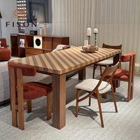 Table à manger moderne en bois massif avec des lattes en bois, pieds épais robustes, forme rectangulaire, décoration intérieure de luxe pour la maison et l'hôtel