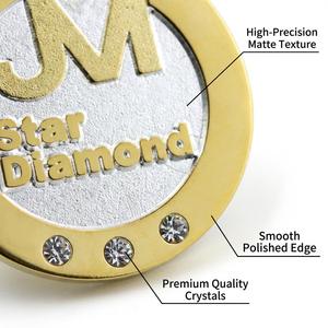 Badge en émail métallique pour cadeau <span class=keywords><strong>de</strong></span> mariage, cadeau pour fan BTS, <span class=keywords><strong>trophée</strong></span> et souvenir - Broche plaquée or avec fermoir papillon - Product Image 2
