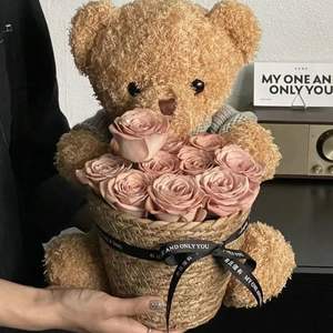 Ensemble cadeau d'automne Chestnut Bear Hug Bucket - Arrangement floral dans un panier tissé avec un ours en peluche, un chapeau d'anniversaire, un panier ours DIY - Product Image 1