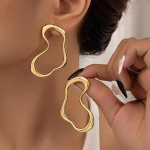 Boucles d'oreilles clous plaquées or Mona Gennaro, design minimaliste, unisexe, à porter au quotidien, bijoux en or jaune - Product Image 3