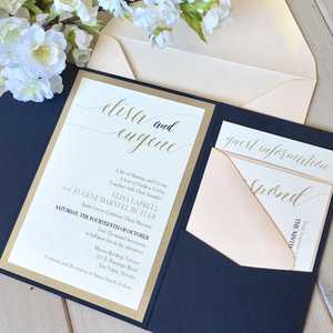 Invitation de mariage personnalisée élégante en bleu marine avec pochette pliée et enveloppe à bande rose - Product Image 4