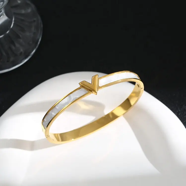 Bracelet jonc en forme de V en relief en lettre tridimensionnelle en acier inoxydable minimaliste à la mode Offre Spéciale