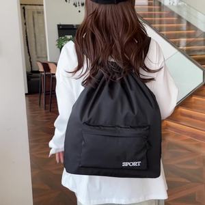 Sac à dos de sport en polyester 210D avec cordon de serrage, logo personnalisé, sac promotionnel avec motif de lettres personnalisé - Product Image 3