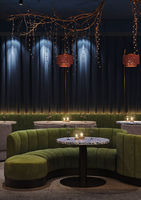Ensemble de mobilier de bar moderne et luxueux sur mesure, canapé en velours vert courbé en demi-cercle, banquettes de salon, mobilier de café et de restaurant