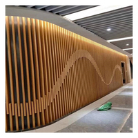 Revêtement mural en aluminium à grain de bois/peinture poudrée au design moderne pour les murs intérieurs/extérieurs des hôtels, villas, centres commerciaux et hôpitaux