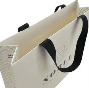 Bolsa de <span class=keywords><strong>Regalo</strong></span> de Cartón Blanco de Alta Gama con Logotipo Personalizado para Joyería <span class=keywords><strong>y</strong></span> Ropa, con Laminado Mate, Recubrimiento UV <span class=keywords><strong>y</strong></span> Esponja - Product Image 5