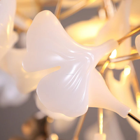 Projet d'hôtel personnalisé Lampe d'intérieur en cuivre et en céramique Ginkgo Art Céramique Feuille d'abricot Lampe décorative suspendue pour lustre