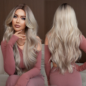 Peluca de Alta Calidad Hecha a Máquina, Estilo Natural Europeo Americano, para Mujer, Color <span class=keywords><strong>Beige</strong></span> Gris Rubio, <span class=keywords><strong>Cabello</strong></span> Largo y Rizado con Flequillo, Fácil de Usar - Product Image 2