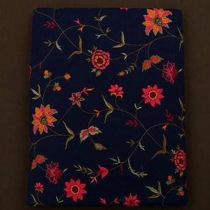 Tissu textile brodé et imprimé de qualité export, élégant, pour vêtements traditionnels et contemporains pour femmes, disponible à la vente - Product Image 1