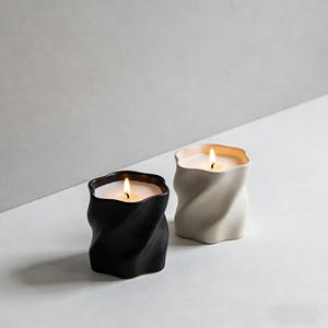 Ensemble de bougies en céramique artisanales, style minimaliste, bougie parfumée en cire de soja, design torsadé noir et blanc, décoration d'intérieur - Product Image 1