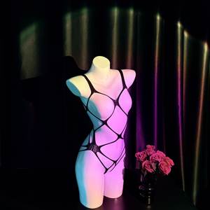 NOX Lingerie pour femmes matures, nuisette gainante noire et rouge en dentelle tissée style résille, en Spandex/Nylon, respirante - Product Image 3