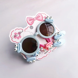 Nouvel ensemble de 7 pièces 2026 : Lunettes de soleil UV400 pour enfants, motif dessin animé mignon et original, avec bandeau et pince à cheveux à grande bouche - Product Image 5