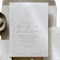 Cartes d'invitation de mariage personnalisées de luxe classiques gaufrées avec impression numérique sur papier offset pour des mariages élégants