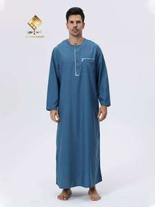 Vêtements de prière pour hommes musulmans, style ethnique minimaliste et tendance, avec un nouveau design et un look moderne. - Product Image 4