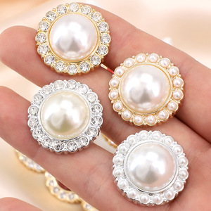 Thiết Kế Sang Trọng Ngọc Trai Pha Lê Rhinestone Nút Hoa Hình Dạng Chân May Nút Nhựa Cho Trang Phục Phụ Kiện - Product Image 1