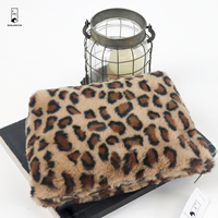 Trousse de maquillage en fausse fourrure à imprimé léopard personnalisée en usine Pochette de beauté de voyage ultra douce de haute qualité
