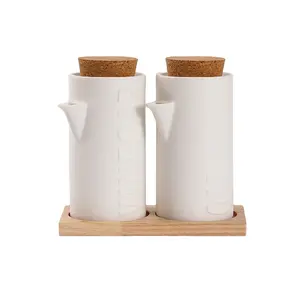 Tivray Custom BBQ Backwerk zeuge Küche Koch Essig Öl Keramik flasche Mit Mini Holz Tablett Set mit 2 Porzellan Olivenöl Flasche