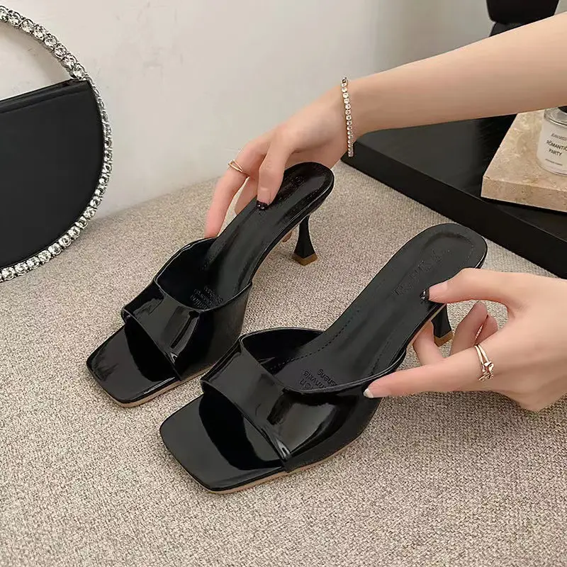 महिलाओं के आउटडोर काले रंग के ऊँची एड़ी के जूते नई चौकोर पैर की अंगुली वाली महिलाओं की एड़ी