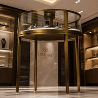 Vitrine de présentation de bijoux en laiton rond avec plateau rotatif intérieur, vitrine en verre trempé, quatre pieds, comptoir de bijouterie