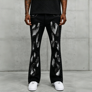 Pantalon en jean slim fit pour homme, coupe évasée, denim extensible noir, jean bootcut avec imprimé graffiti abstrait blanc et détails rivets pour un style punk - Product Image 1