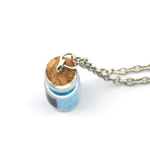 Collana con Ciondolo in Metallo Ispirata a Breaking Bad, Bottiglia con Tappo in Sughero e Cristallo Azzurro, Gioiello per Uomo e Donna - Product Image 4