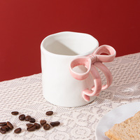 Mug en porcelaine peint personnalisable de 260 ml avec anse en ruban nœud papillon – Design moderne, compatible lave-vaisselle et micro-ondes, idéal pour le thé