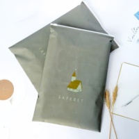 Logo imprimé refermable Poly Pe vêtements T-shirts sac emballage en plastique à fermeture éclair givré personnalisé sac à fermeture éclair pour vêtements