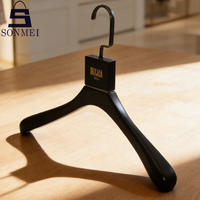 Ensemble de cintres en bois d'arbre de frêne noir de luxe, spécialement conçus, avec logo personnalisé